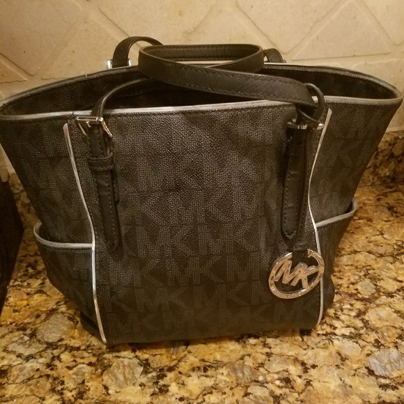 Handbags - Michael kors purse 10×15